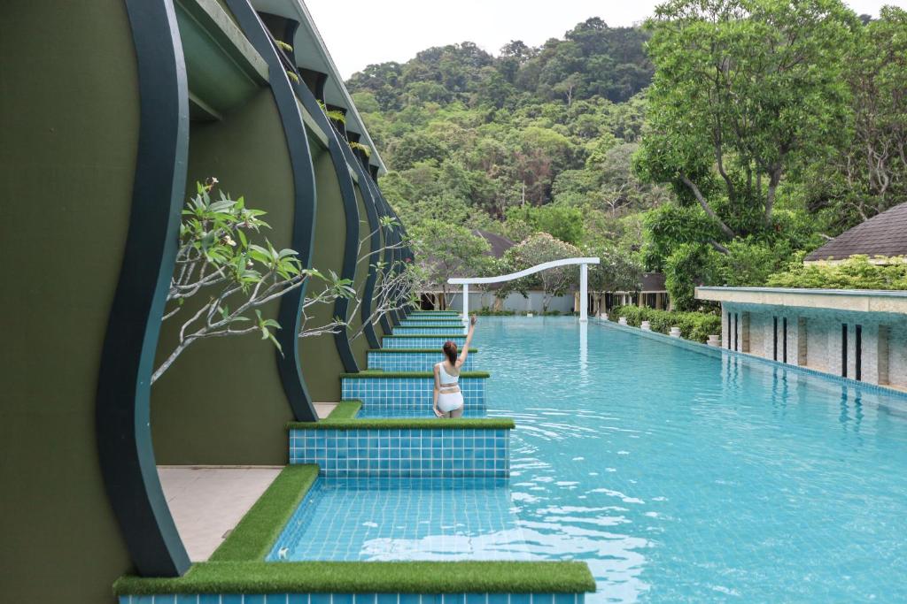 Swimming pool