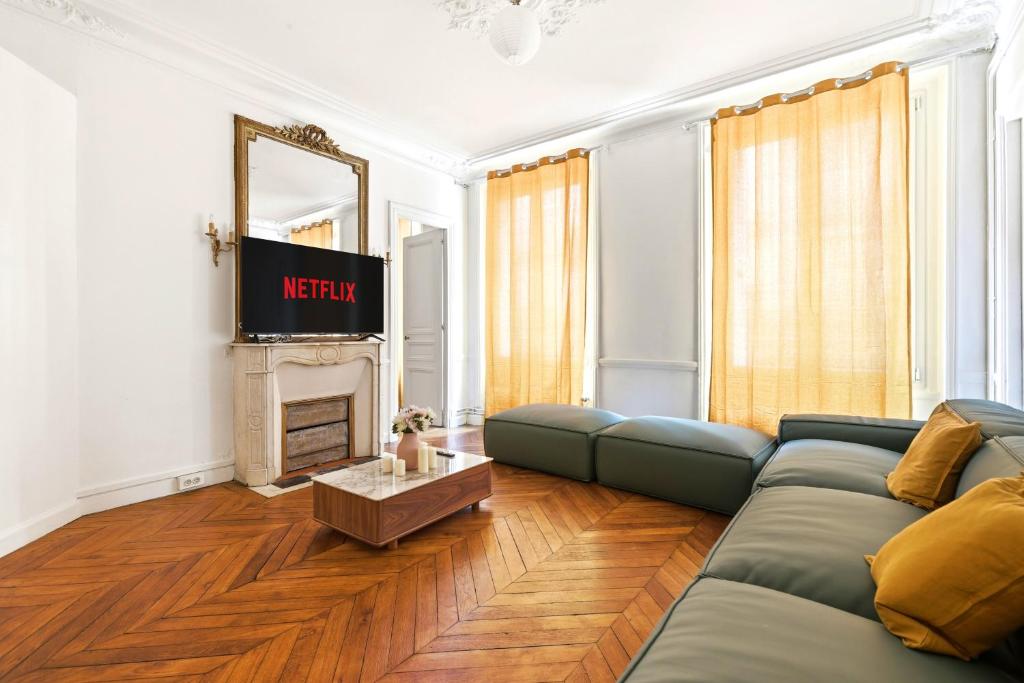 Modern Paris 2BR Apartment-Central Stay with Netflix - 1