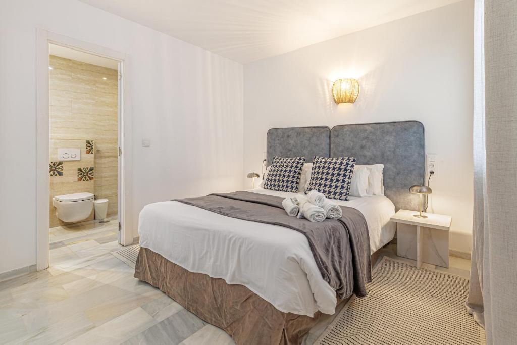 Renovated Apartment with Sea Views and Pool with Private Parking - 4