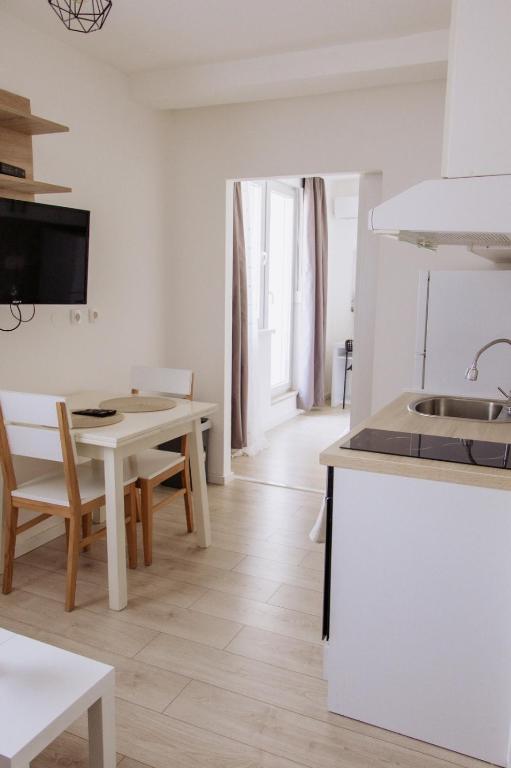 Sunny apartment a few minutes from Old Bridge! - 4