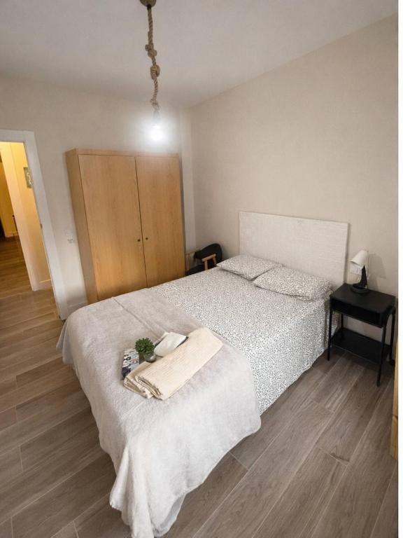 Private Room in Modern Madrid Apartment - 1