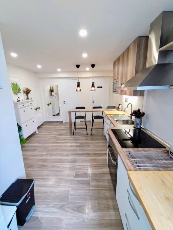 Modern Comfort in Madrid Premium Room Rental with All Amenities - 1