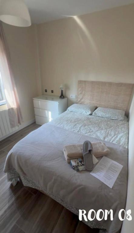 Cozy Guest Room in Modern Madrid Apartment - 1