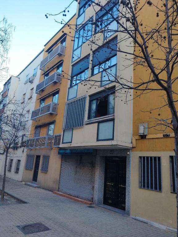 Modern Condo Room in Madrid Comfort and Convenience Await - 5