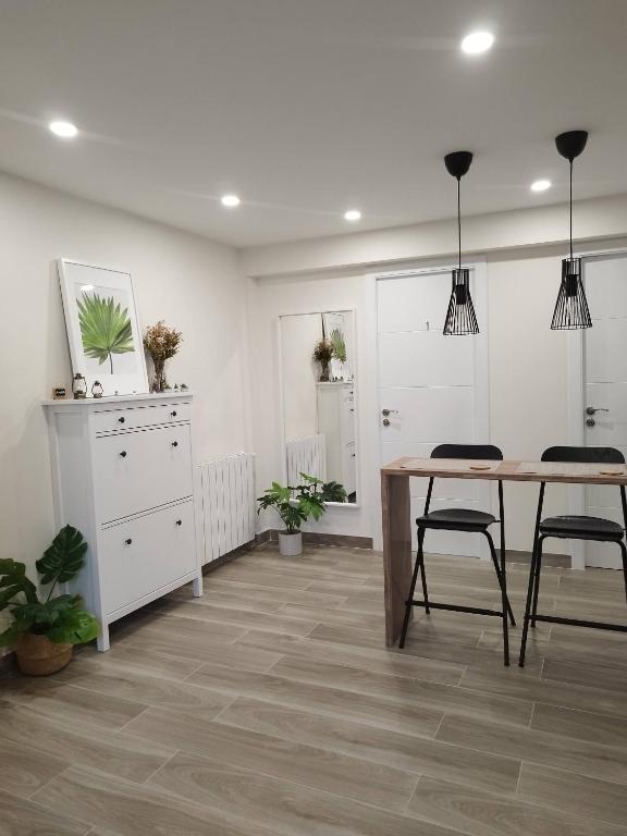Cozy Guest Room in Modern Madrid Flat - Perfect for Digital Nomads - 3
