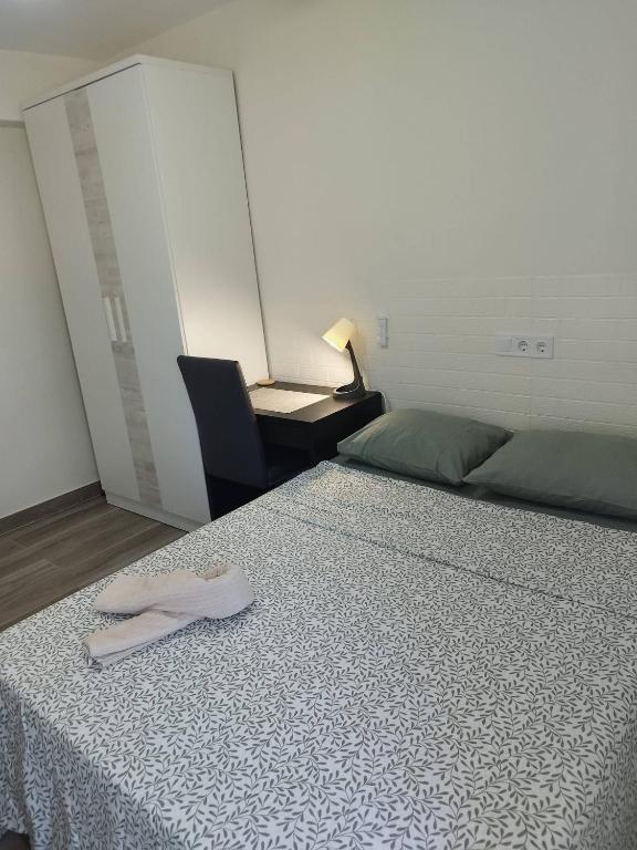 Cozy Guest Room in Modern Madrid Flat - Perfect for Digital Nomads - 2