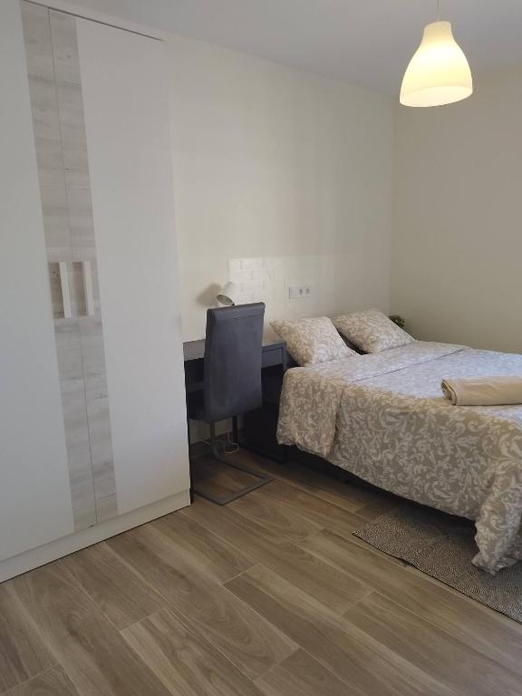 Cozy Guest Room in Modern Madrid Flat - Perfect for Digital Nomads - 5