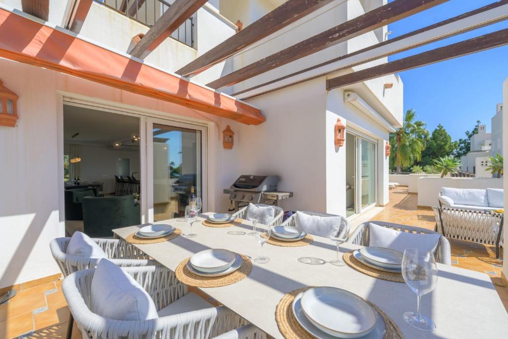 Luxurious 3-Bedroom Penthouse in Los Monteros Marbella - 2