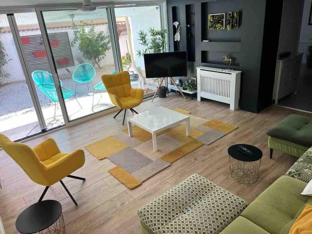 Villa avec piscine proche des grands buffets - 1