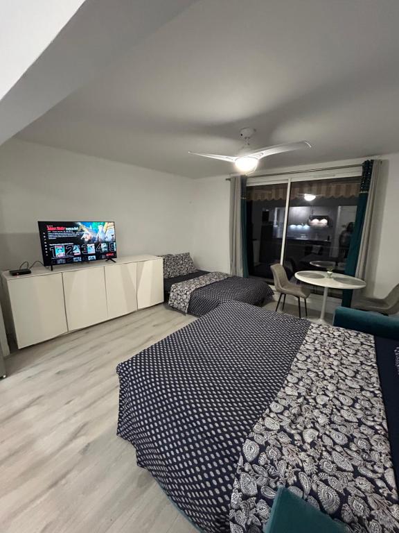 Grand Studio 4 couchages Gare routière et train station Plages et Casino à pied Nespresso Netflix fast Wifi - 2