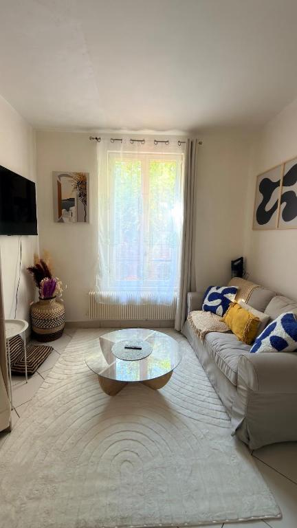 Cozy Studio Near Paris with Terrace, 10 min to Metro - 4