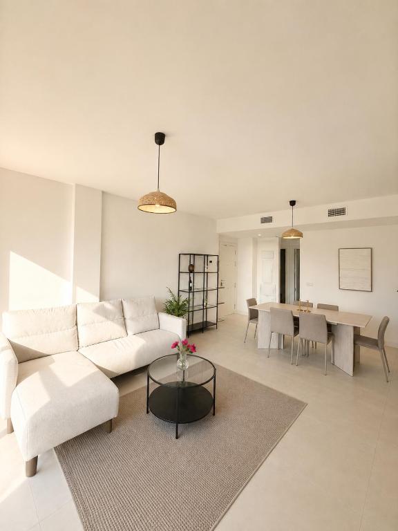Luxury Apartment with Pool, Sea View & Terrace in Lomas del Higuerón - 4
