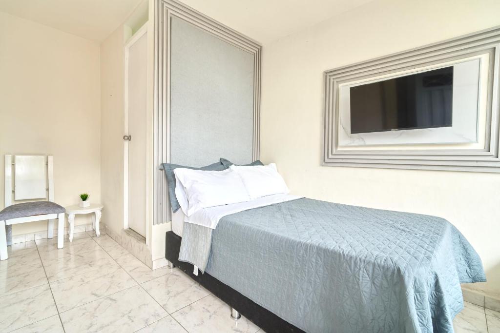 El Poblado Room #1 with Private Bathroom, Balcony in Shared Apartment - 2