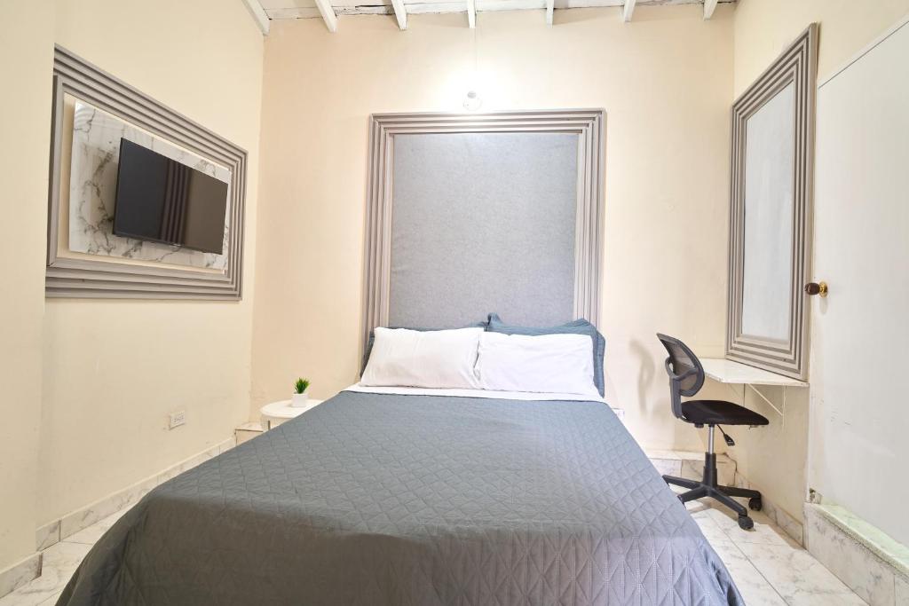 El Poblado Room #4 with Private Bathroom in Shared Apartment - 2