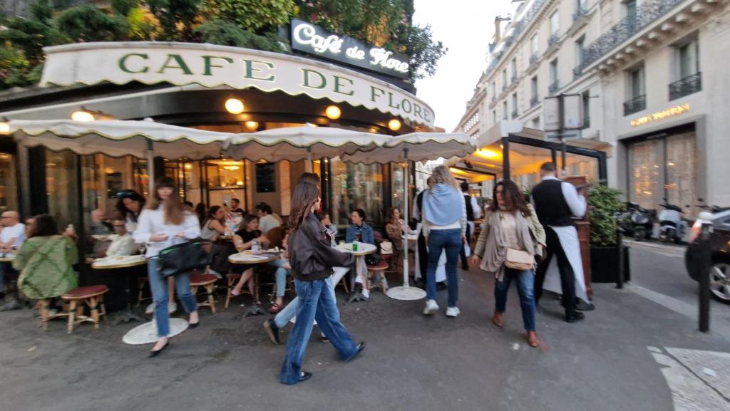 Center ,1minute gare Montparnasse ,rue de Renne 6 eme, close to Eifel tour ,Notre Dame and Louvre meusm,aoesome place ,good for trip - 1