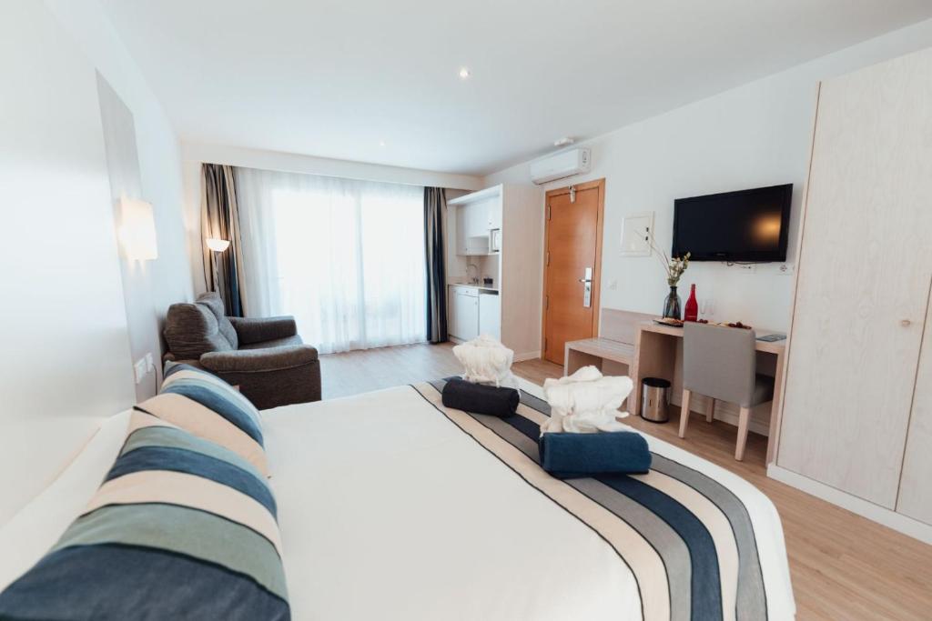 Sagitario Playa — Hotel rooms in Cala Blanca, Balearic Islands