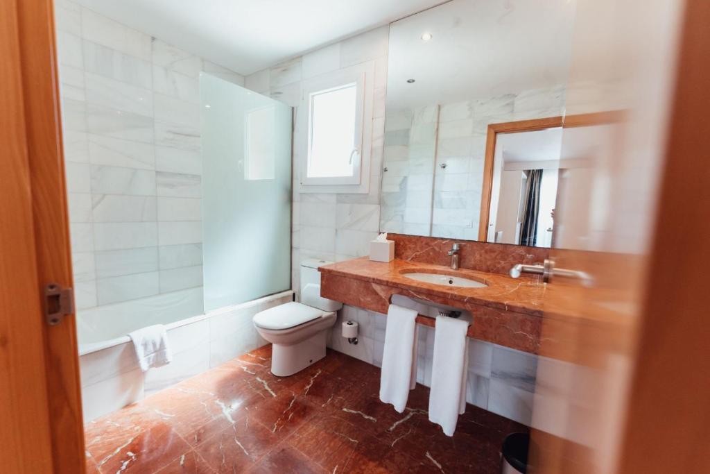 Sagitario Playa — Hotel rooms in Cala Blanca, Balearic Islands