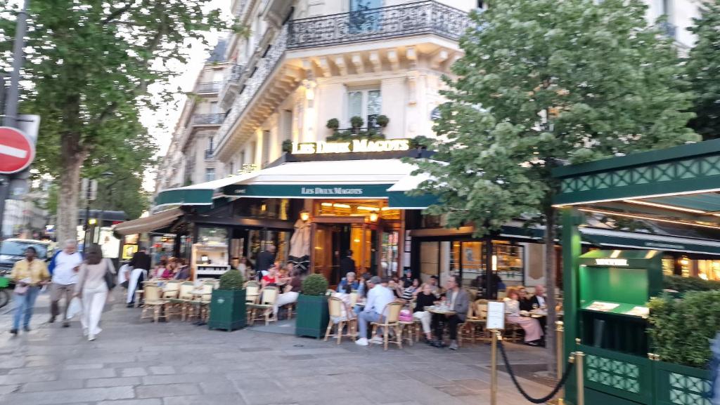 2minute gare Montparnasse ,center, a ,5 minute Eifel tour ,Louvre meusm ,1 mins Notre Dame of Paris ,front metro, aesome place - 4