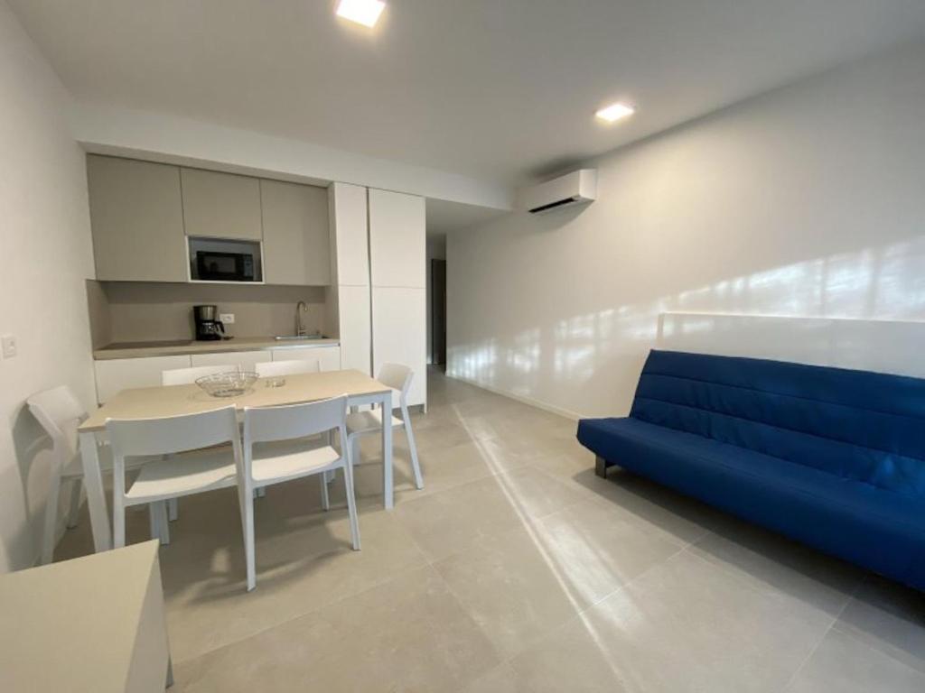 Beachside flat with covered terrace - 2
