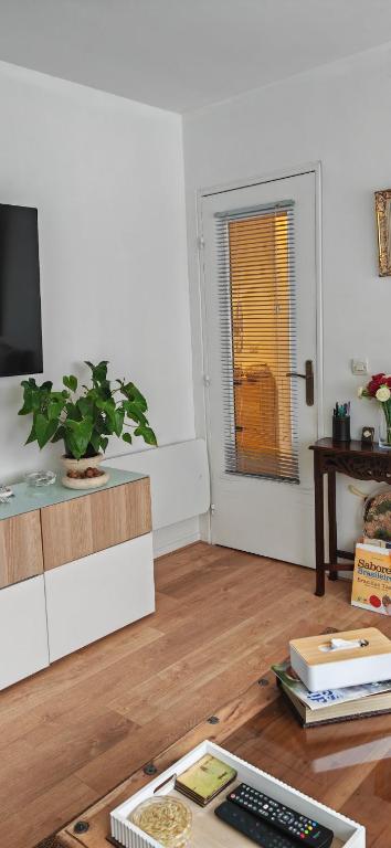T2 meublé 1 er étage dans un quartier calme à PARIS 17 - 2