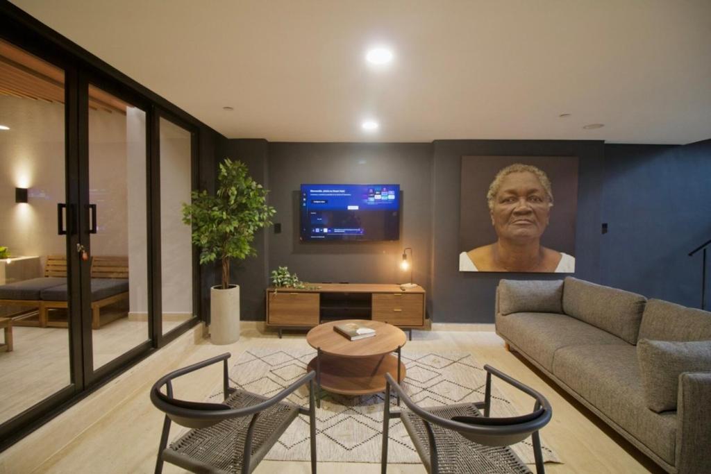 Spectacular 3BR - Private Jacuzzi - Downtown Gem - 2