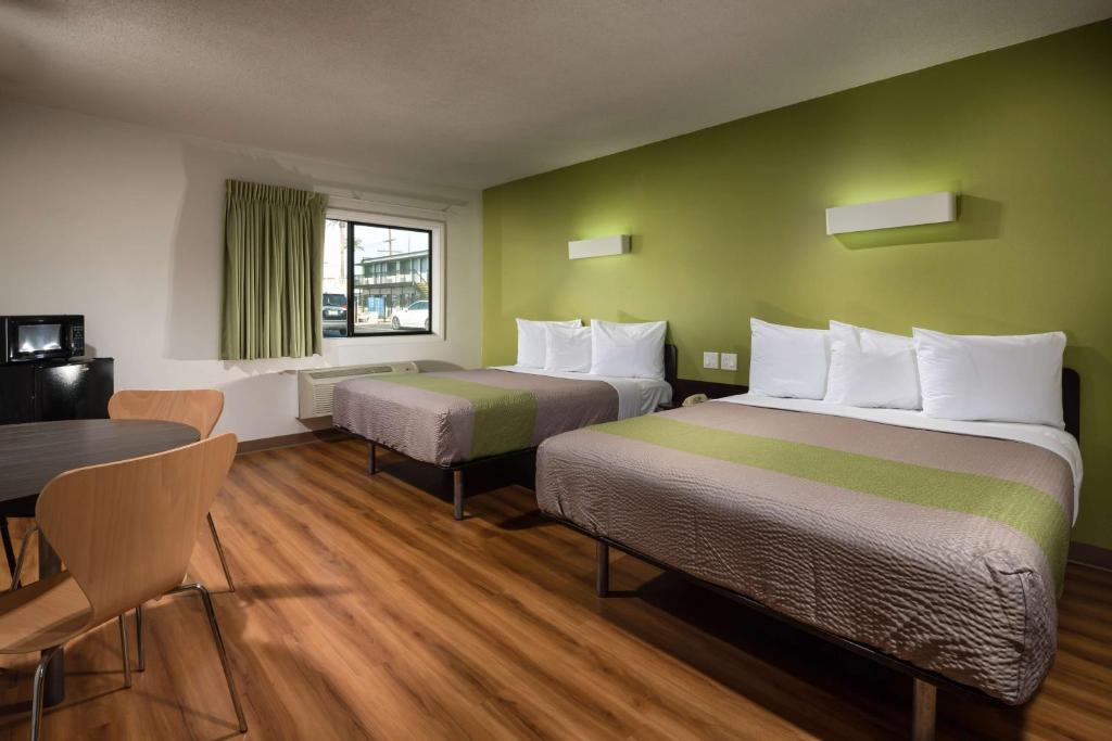 Motel 6 Canoga Park photo
