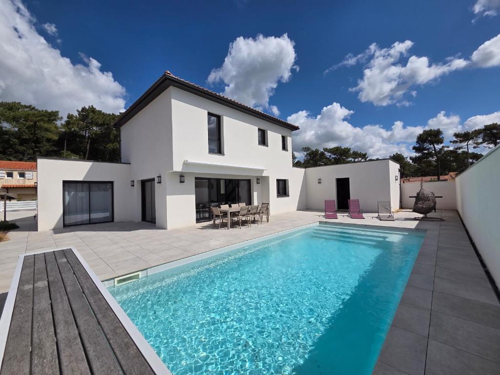 Villa neuve 130m² avec piscine chauffée, 4 chambres - FR-1-194-321 - 1