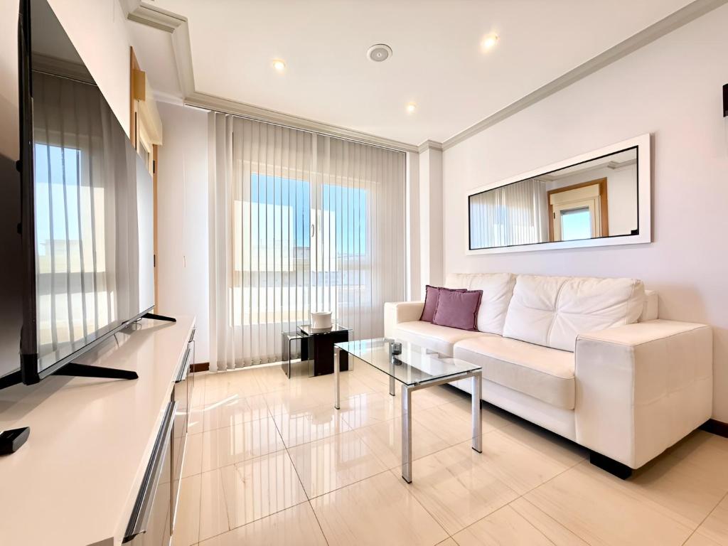 Mediterraneo Real Beach and Pool Cozy Apartment - 2
