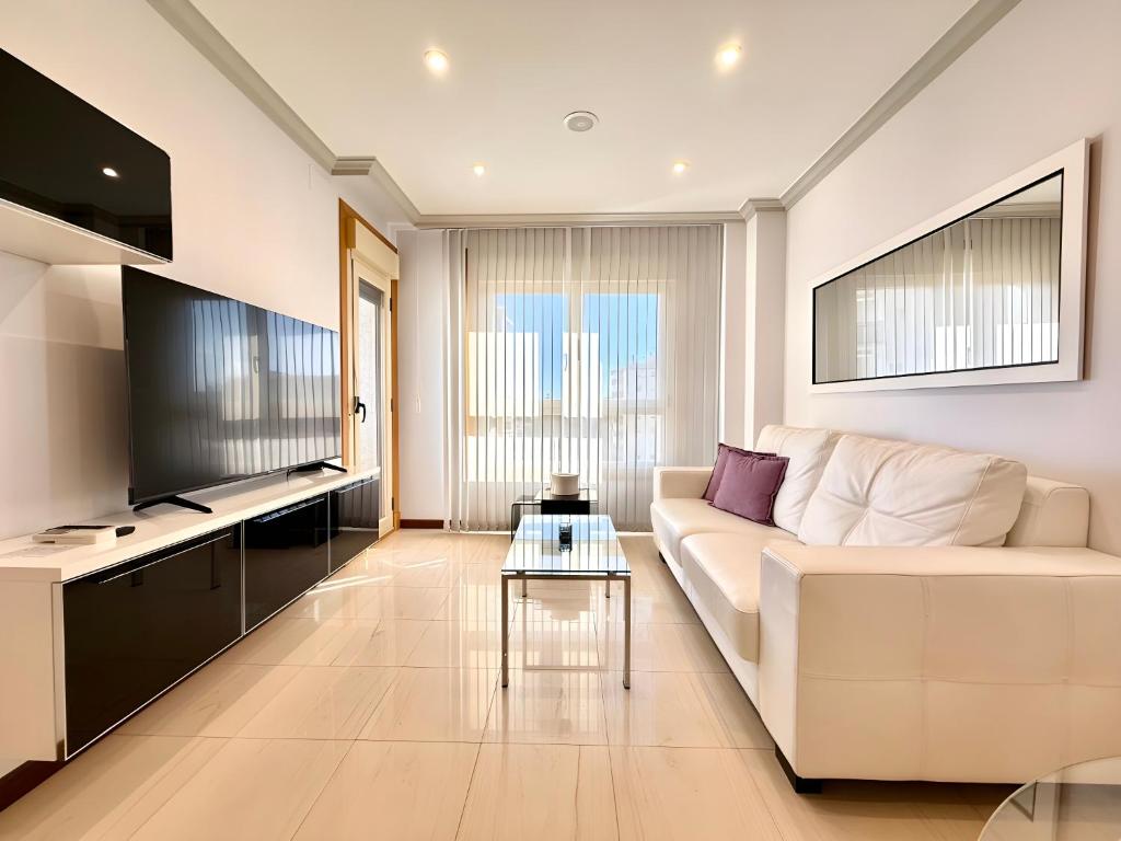 Mediterraneo Real Beach and Pool Cozy Apartment - 1