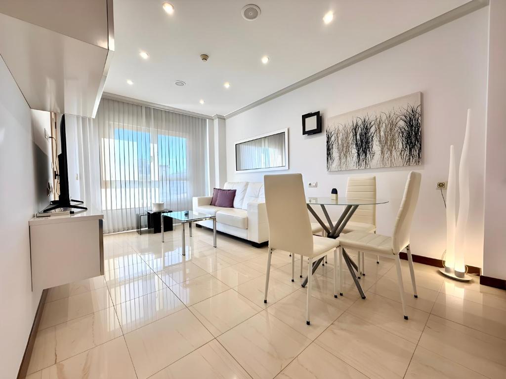 Mediterraneo Real Beach and Pool Cozy Apartment - 3