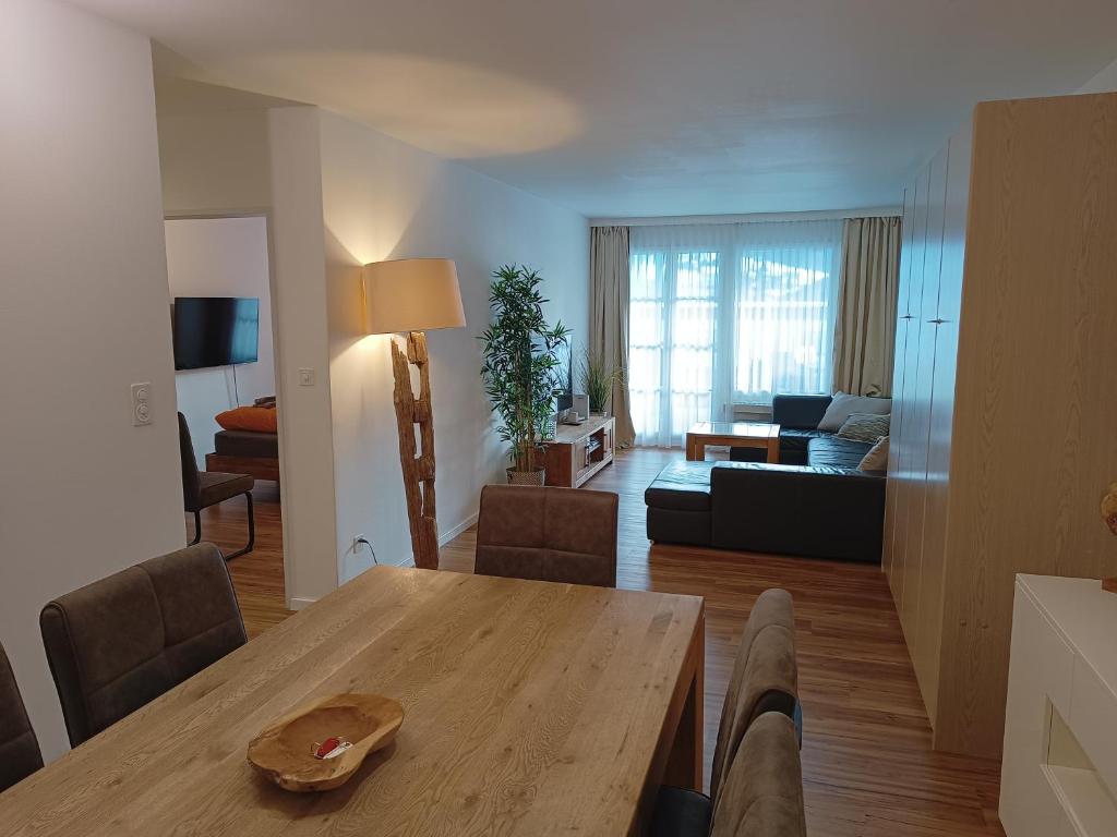 Grosszügige 3 Schlafzimmer Wohnung mit privatem Garten neben Jakobshornbahn - 2