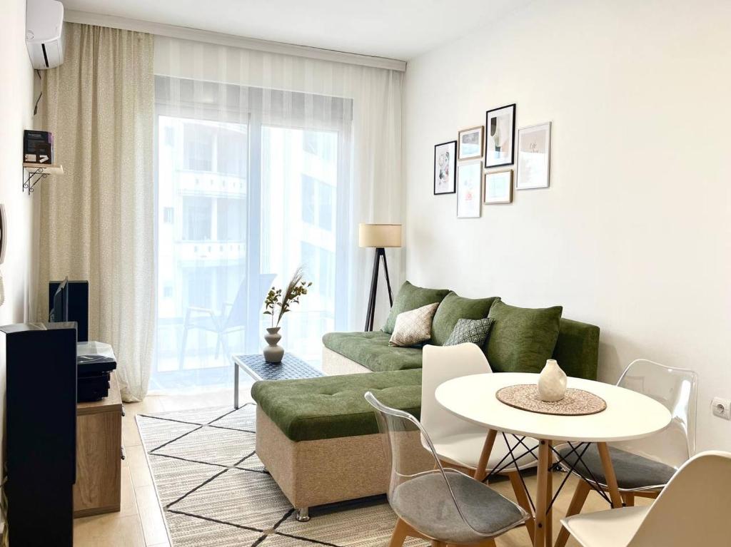 Cozy Vinyl Apartment - 4
