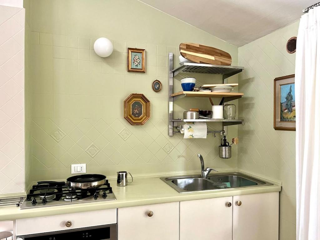 Bright Top Floor Apartment with Large Terrace - 3