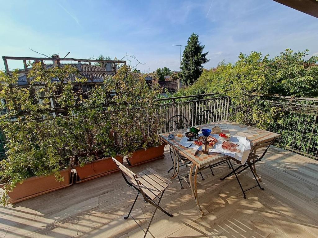 Bright Top Floor Apartment with Large Terrace - 1