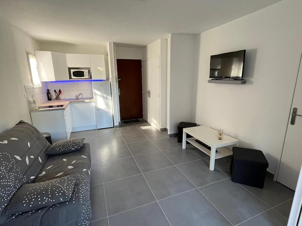T2 proche naturiste , piscine , clim , parking - 2