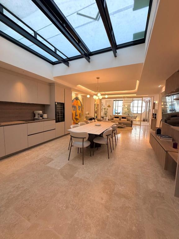 Central Cannes - Exceptional 4-Bedroom Apartment - 5