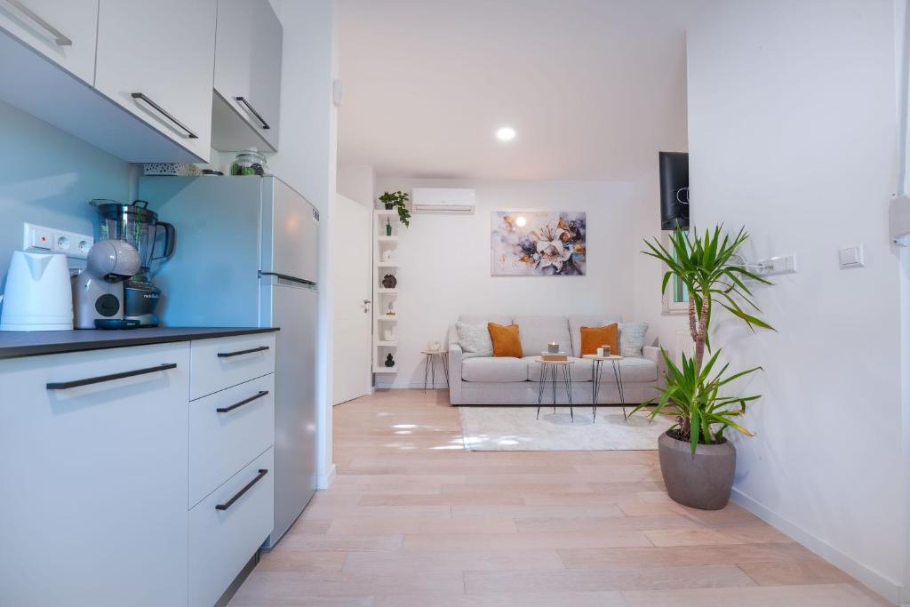Golden Leaf Residence- Free parking and near the city center - 1