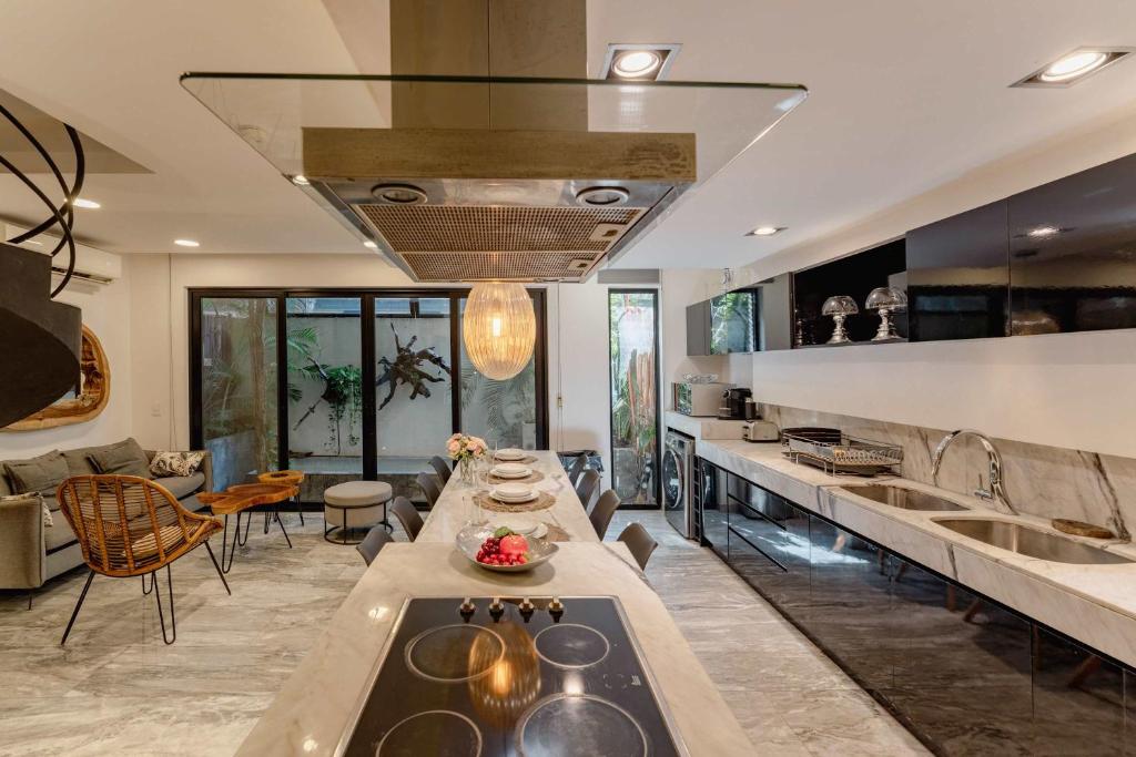 Stylish 3BR Retreat in Serene Luxury Setting - 1