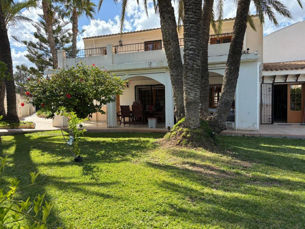 Villa with Private Pool & BBQ, Close to the Beach - 3