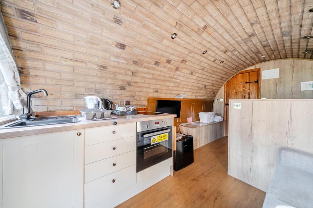 Luxury Pod-Sleeps 2-Hot Tub-Pets-Garden photo 3