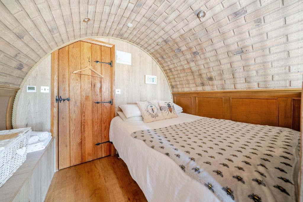 Luxury Pod-Sleeps 2-Hot Tub-Pets-Garden photo 4