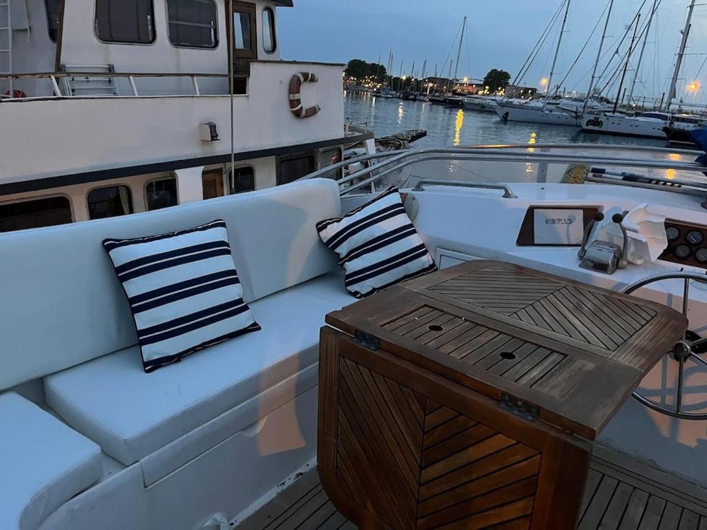 Carios - Yacht à quai - 4
