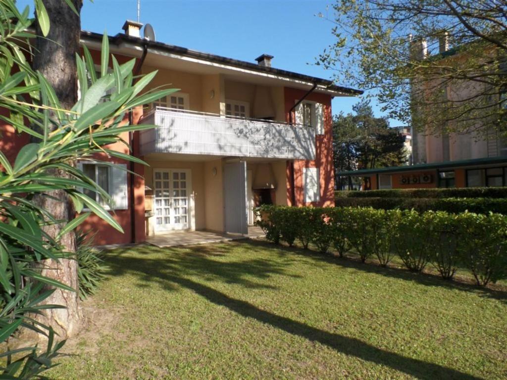 Practical flat in a villa in Bibione centre - 1
