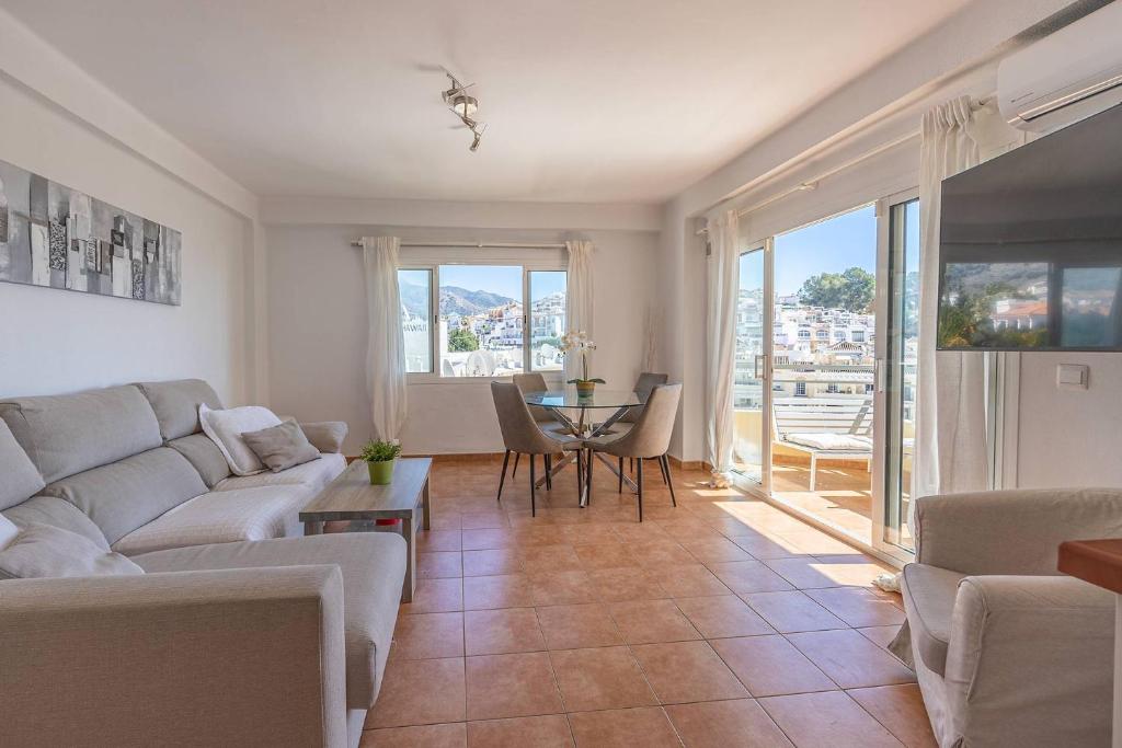 Apartamento vacacional con vistas al mar y la montaña cerca de Burriana playa en Nerja - 3