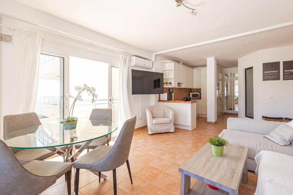Apartamento vacacional con vistas al mar y la montaña cerca de Burriana playa en Nerja - 4
