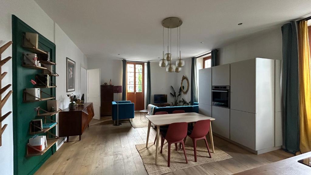 Quiet 2-bedroom apartment, parking, 5-minute walk - 5