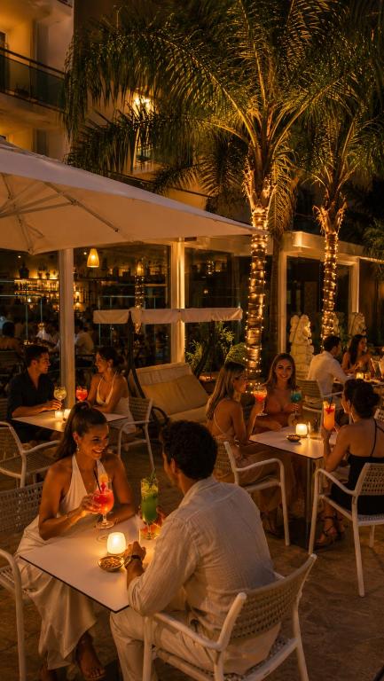 Hotel la Palmera & Spa — Restaurant & bars in Lloret de Mar, Catalonia
