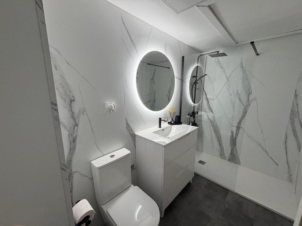 Apartamento reformado con gran terraza privada, parking y aire acondicionado en Torrequebrad - 5
