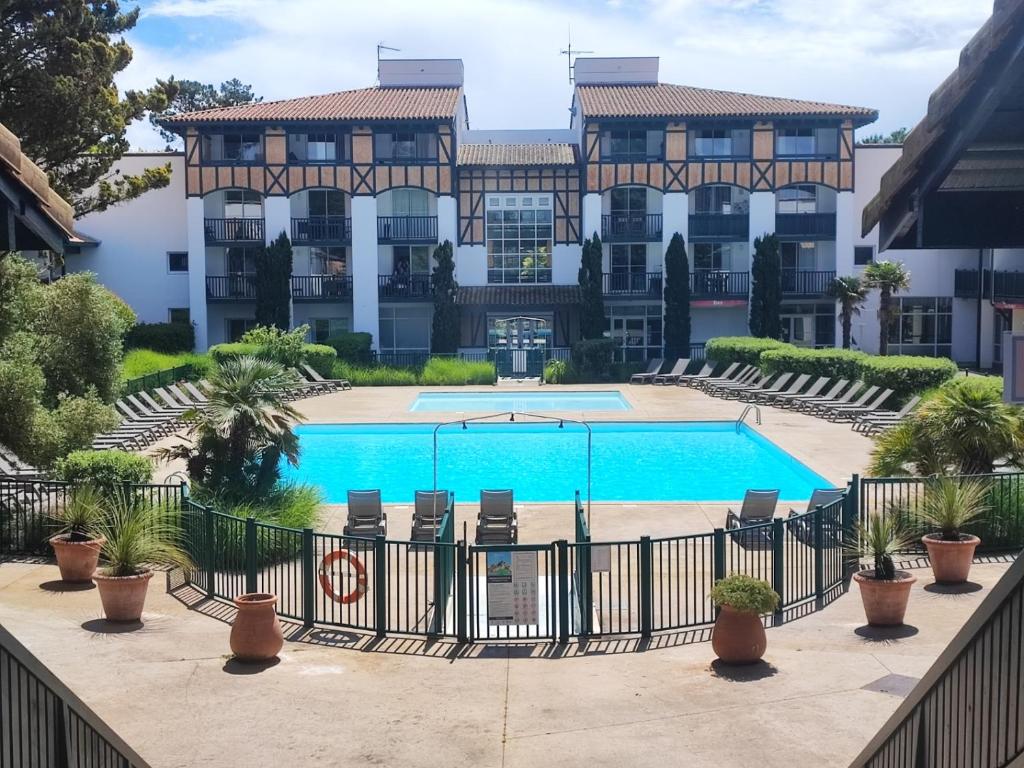 Studio dans résidence Pierre et Vacances avec vue sur piscine entre plage et golf - 1