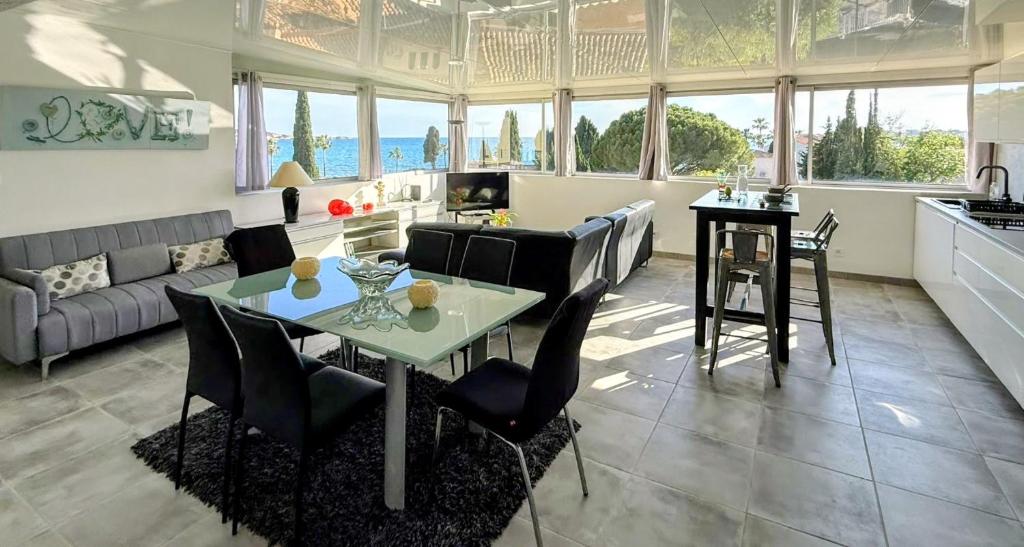 VILLA SUPERBE VUE MER SUR LA BAIE DE BANDOL , 200 m des PLAGES - 2